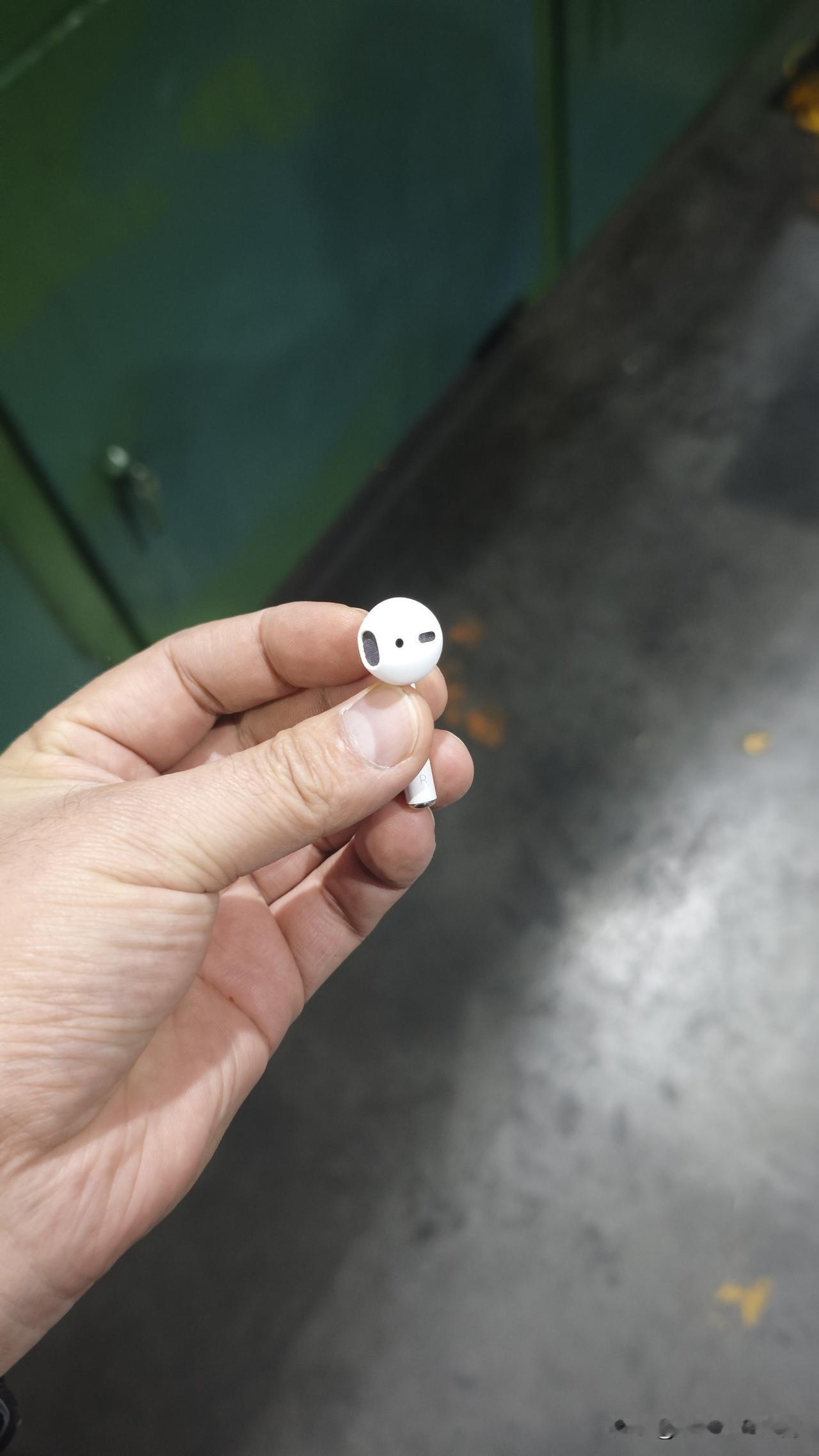 在车间检查时，偶然发现地上有一个耳机，是白色的，这肯定是哪个越南员工不小心丢的。
