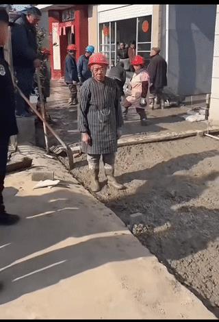 村里统一修水泥路原本是好事，可夫妻俩躺地上阻挠，得知原因网友都表示，我也不想修。