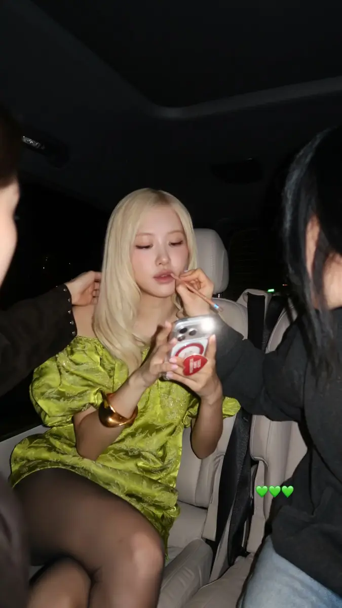 朴彩英穿一字肩刺绣绿裙精致贵气金发配黑丝又甜又辣