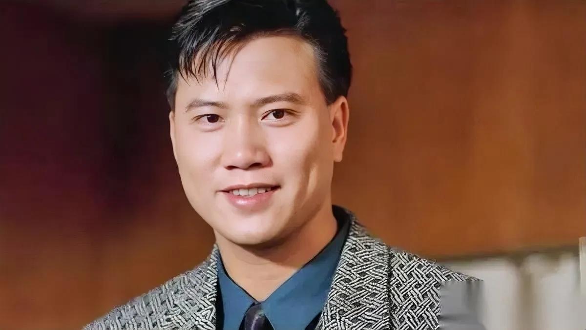 王晶说万梓良是“戏疯子”——可当年亚视的一哥，非他莫属。拍《旺角卡门》客