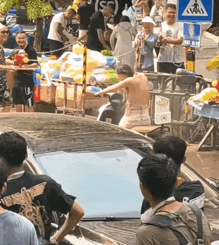 现在的泼水节就像某些地方的婚闹一样变味了，充满了低俗和恶搞，一些人变态的心理得到