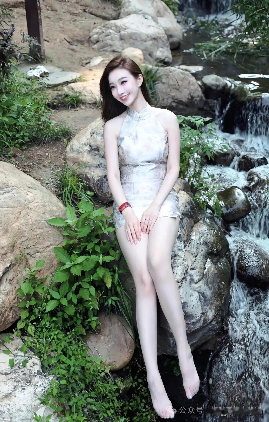 仙气飘飘的汉服少女，置身于山水间，宛如画中人。温婉古风小仙女淡雅汉服美女古装