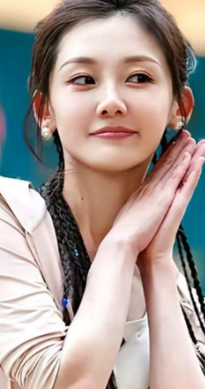 36岁的苗苗，把三个娃带的很好，饭桌上苗苗只顾着给女儿喂饭了