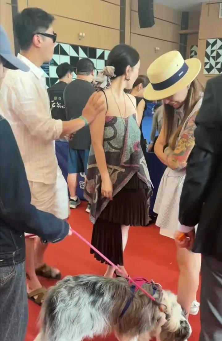 杜江搭霍思燕肩膀那下，指尖还轻轻摩挲，这才是生理性喜欢！娱乐圈秀恩爱的不少，可