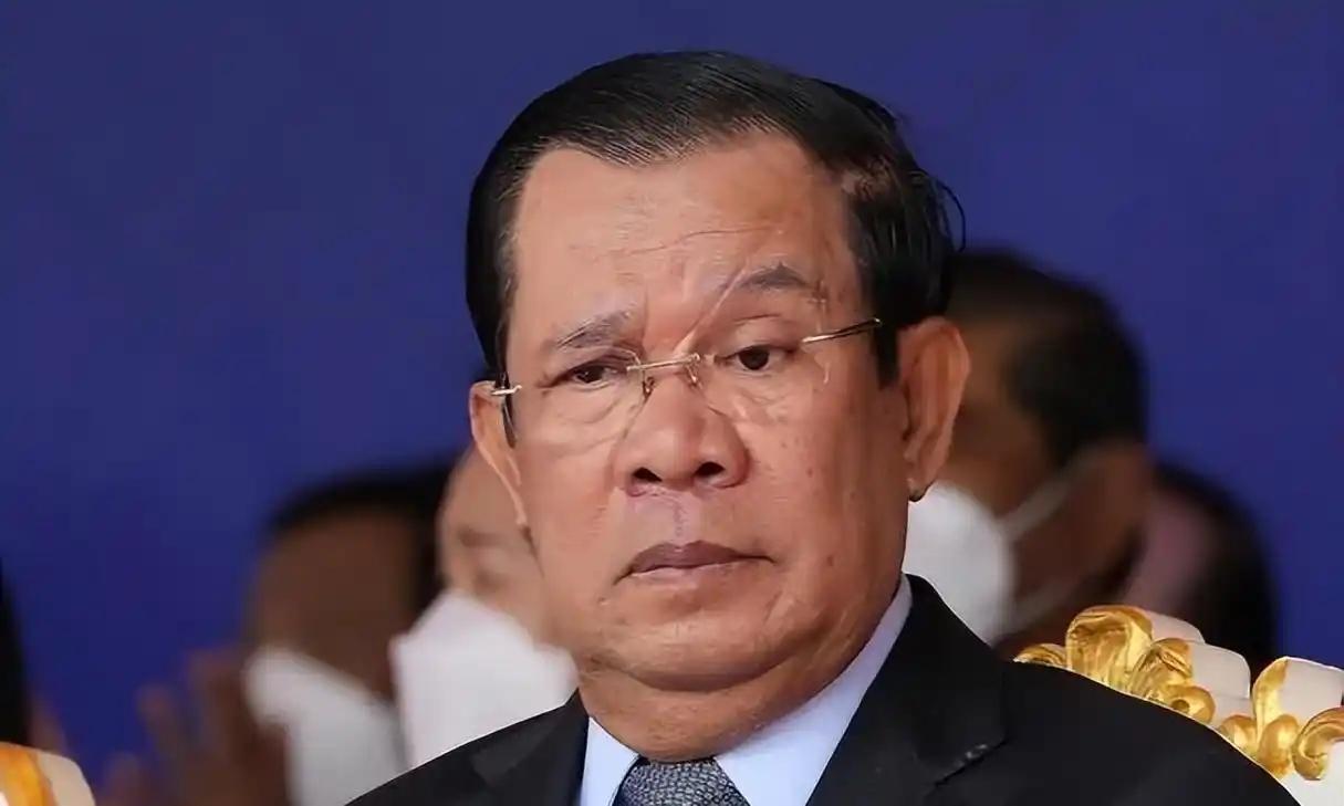 🌛洪森这下彻底颜面扫地。柬埔寨特种兵踹开电诈园区铁门时，他儿子洪玛奈正亲自
