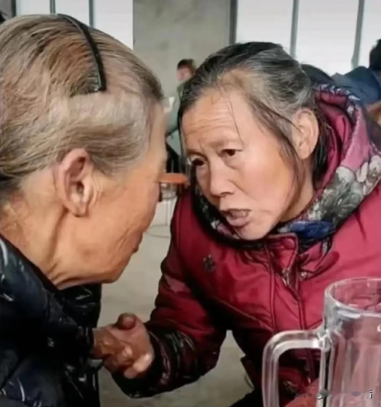 不知道你们发现了没有？小区里面有两类老太太。一类老太太领着退休金，她们穿着大方