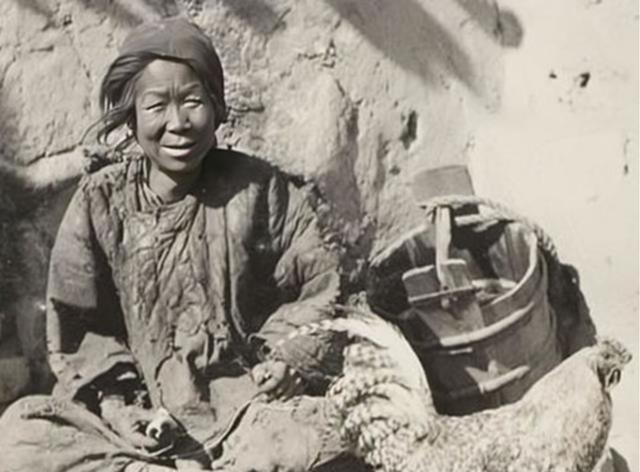 47年冬，湖北麻城新田铺村外，寒风虽冽，阳光却刺得人眼眶生热。一位衣衫褴褛的老太