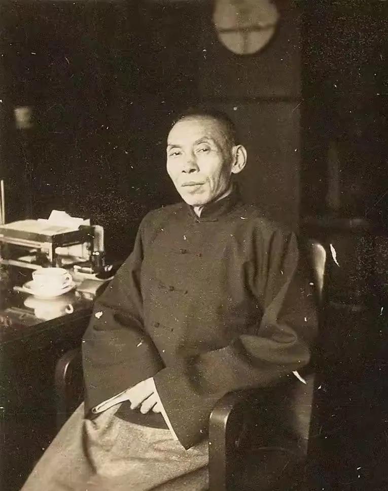 1937年，杜月笙被日本人用枪顶着脑袋，满座宾客都以为他会当场服软，结果他只说了