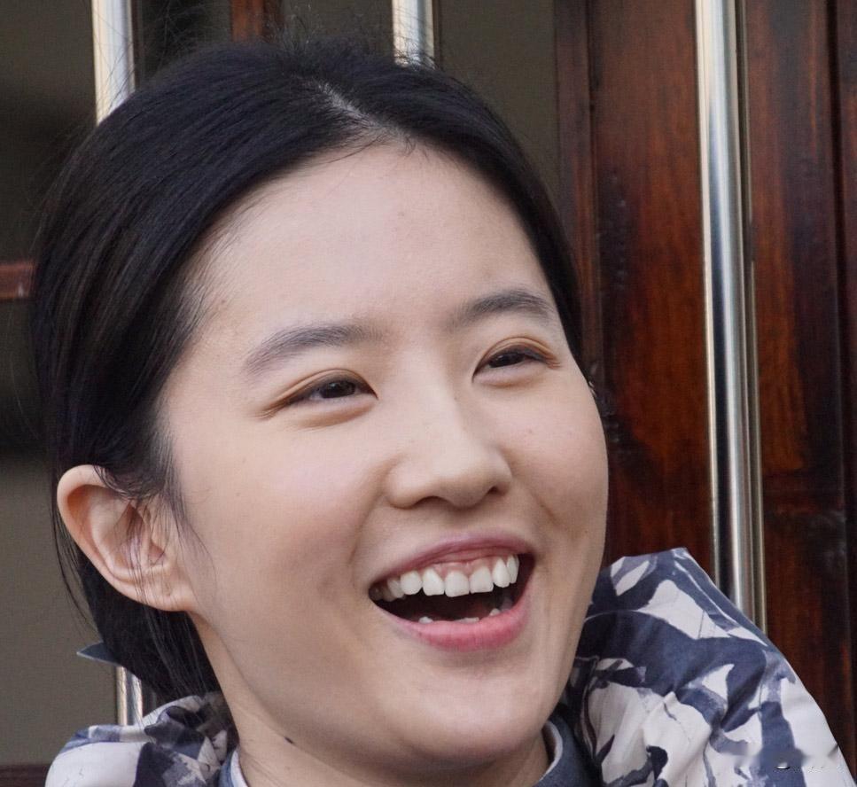 我还是觉得说刘亦菲不笑的时候比较好看刘亦菲女神