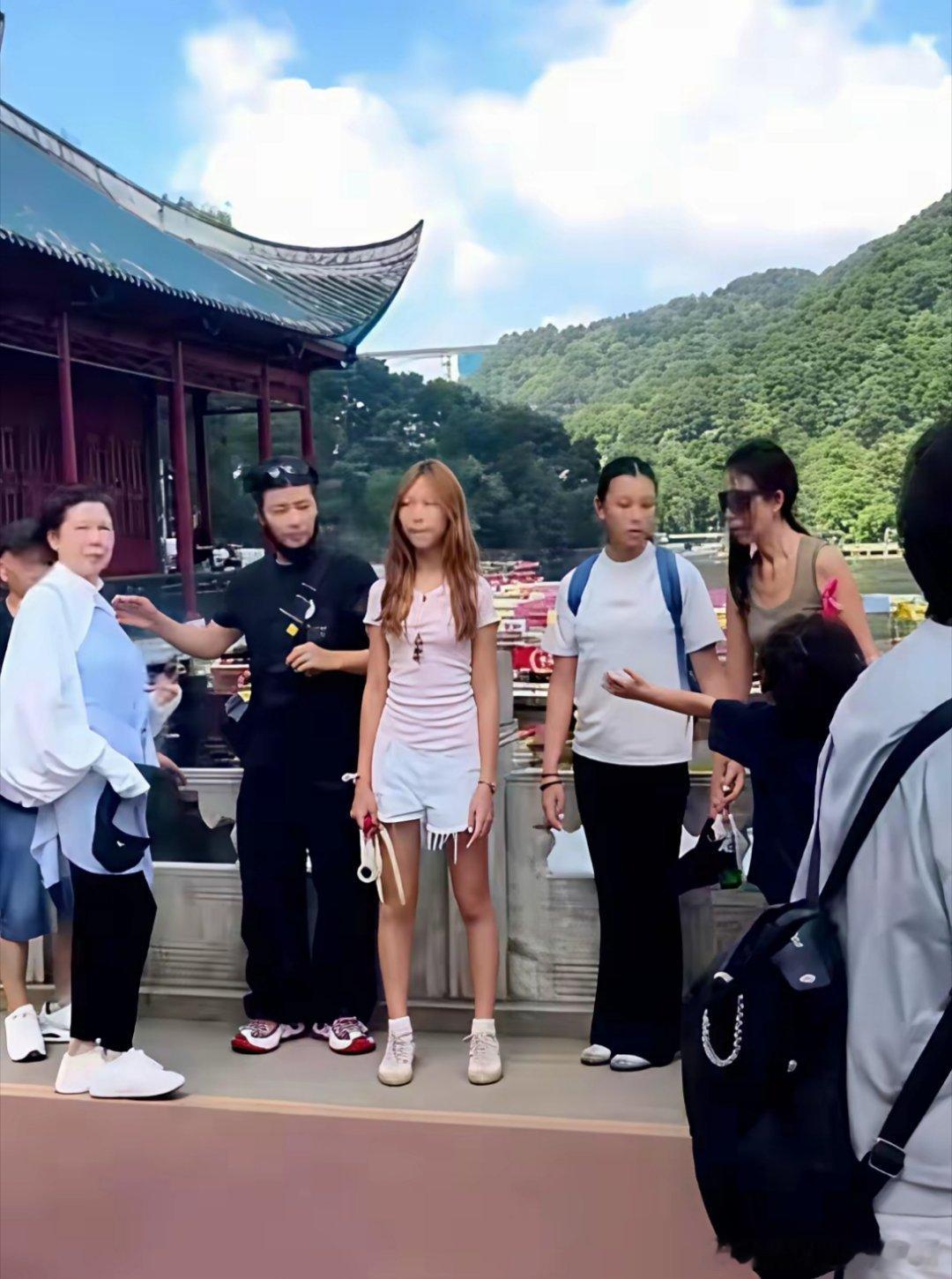 颜值这东西是真难评，蔡少芬女儿明明跟她就像一个模子里该出来的，就连笑起来都一样。