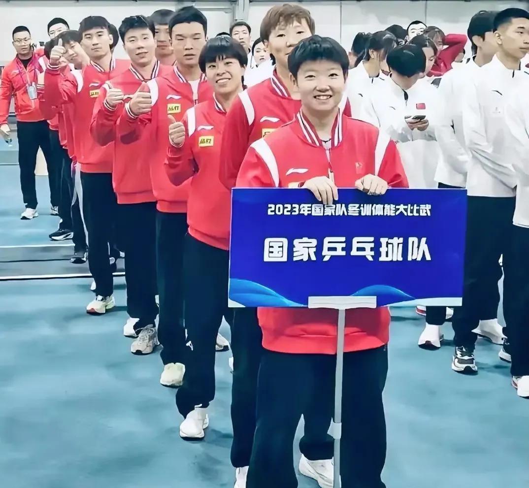 这张图看一次笑一次！莎莎的“显眼包”体质，是天生的藏都藏不住！你看站第一个