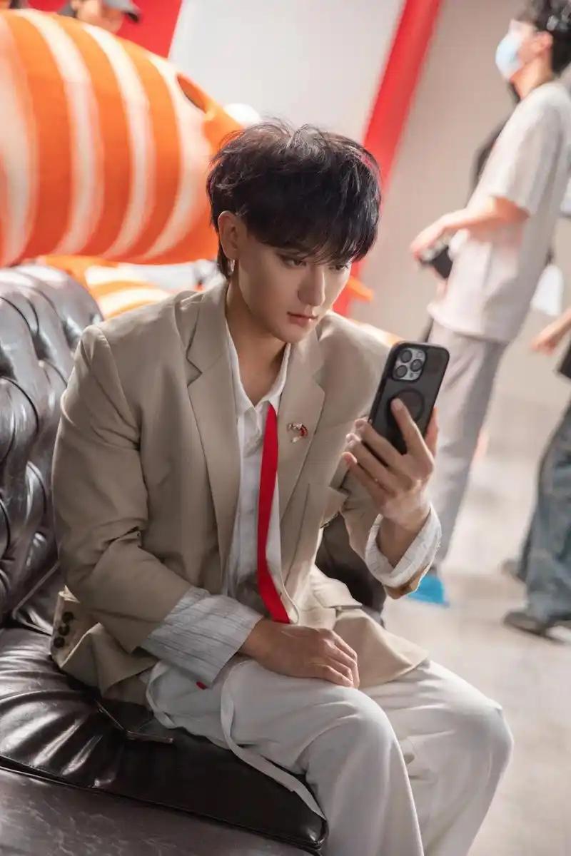 黄子韬每天晚上陪徐艺洋学英语，这究竟是偶像界的甜蜜养成还是真爱的见证？黄子韬和