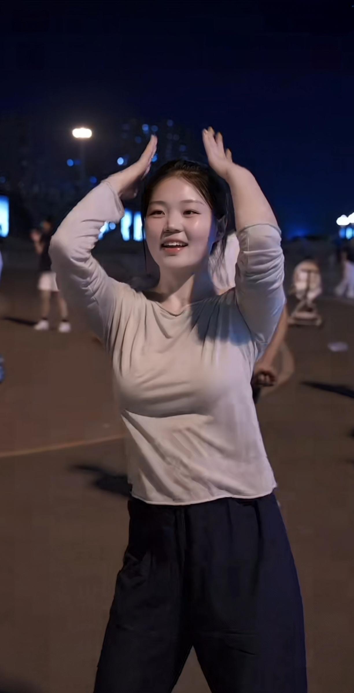 女孩自由发挥广场舞动作，非常挥洒自如。