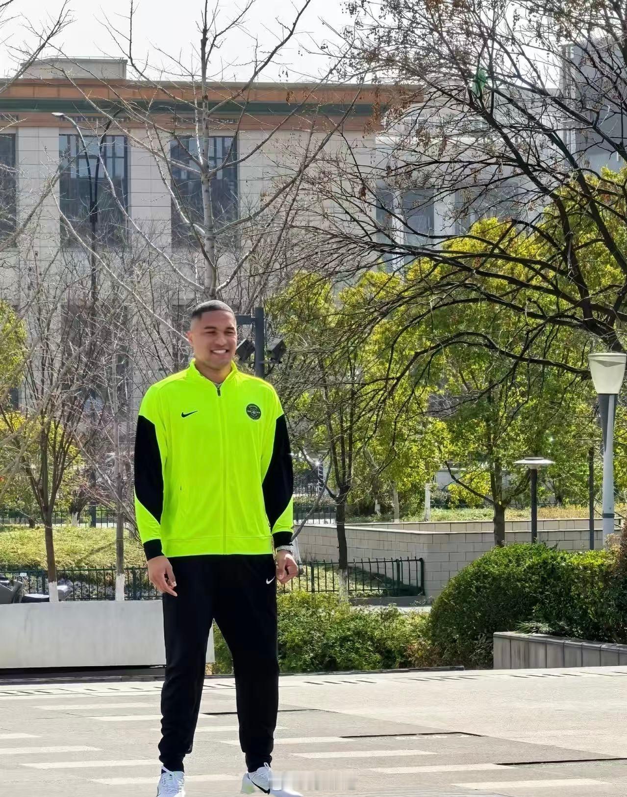 浙江队新赛季的外套，我第一眼也是这个👮🏻♂️中超联赛浙江队