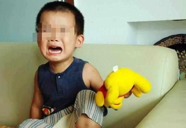 4岁儿子放学回家, 哭着说不能尿尿了, 妈妈脱下裤子送往医院