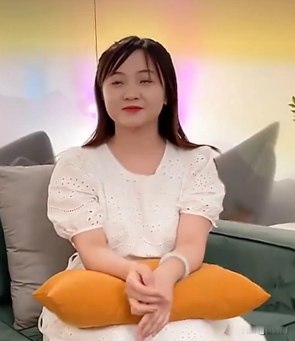 我滴娘，林妙可才25岁咋就发福成这样儿了？体重变化明显，脸部圆润、身材丰腴，与早