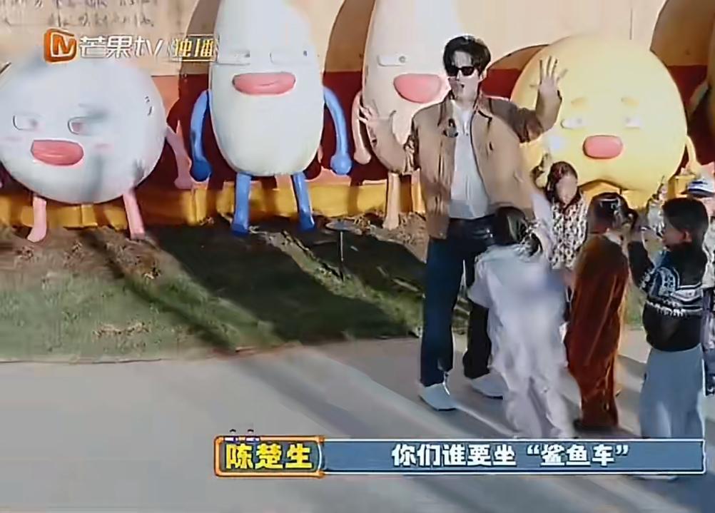 陈楚生《快乐老友记》被小女生抱住后心要化了。看了明天老友记的预告，陈楚生化身温