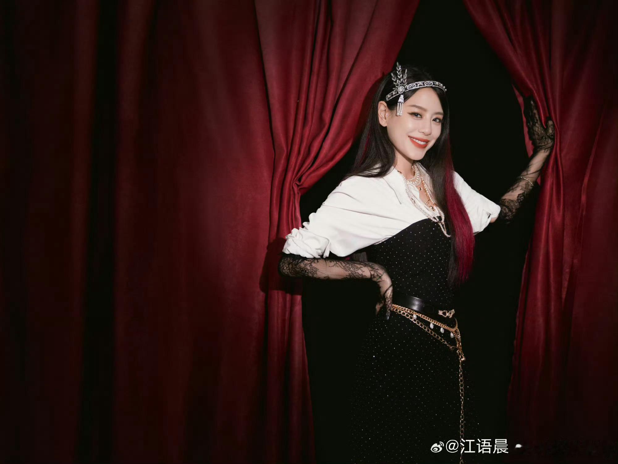 江语晨的百老汇造型江语晨完全百老汇女神被江语晨百老汇造型美到！眨眼镜头清清爽爽，