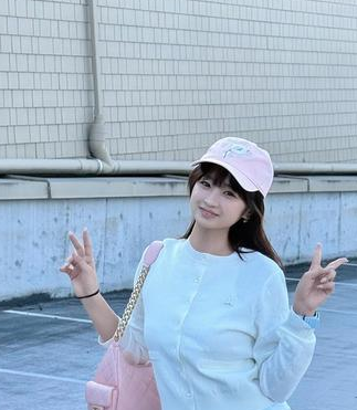 杨瀚森女友晒照迎接中秋佳节她配文写道：“中秋快乐！平平安安”这真是小巧玲珑呀
