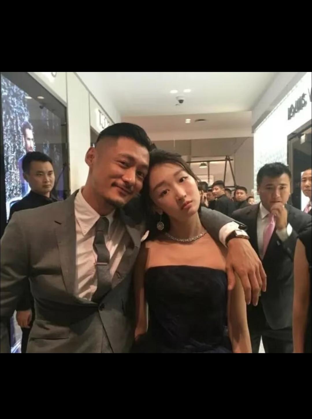 当年两个人一起参加恋综，刚开始他还看不上这个瘦小的姑娘，后来时间长了可能也有心动