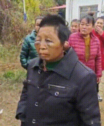 湖南平江，这位被丈夫打得面目全非的老姨，站在那，麻木又无措，问她饿不饿，她只会反