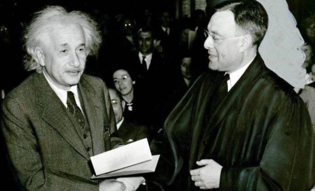 1922年，北大校长蔡元培出资1000大洋邀请爱因斯坦来华，然而，爱因斯坦却对酬