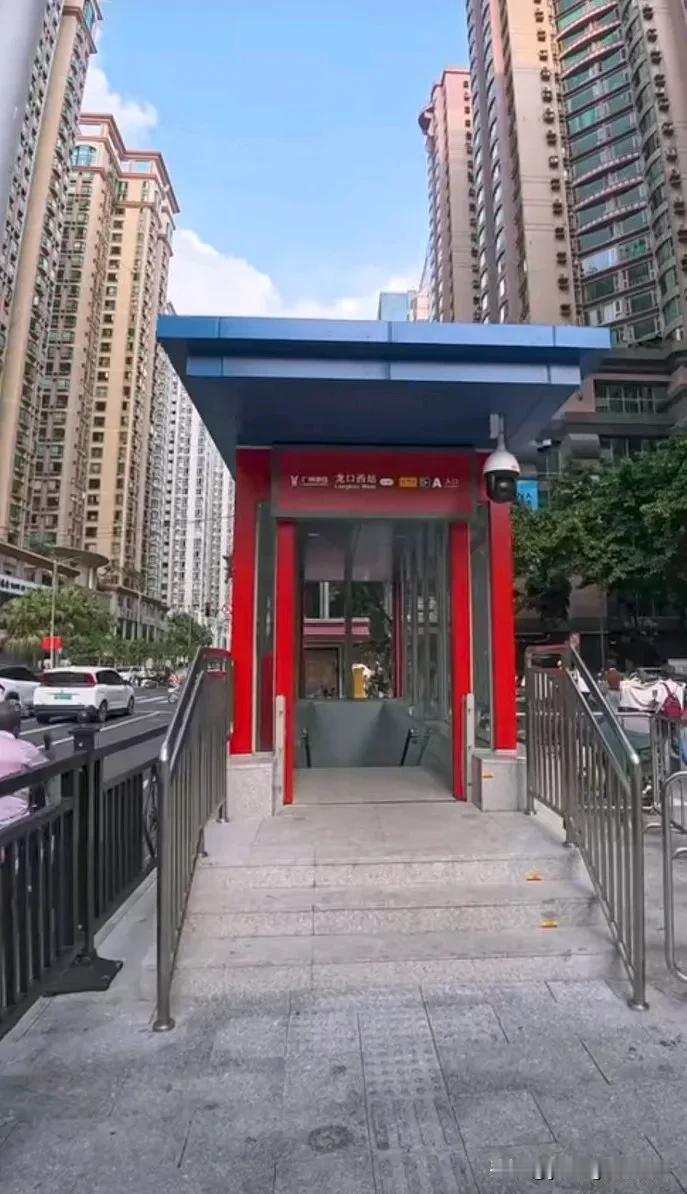 广州地铁十一号线，龙口西站A出口，号称是广州地铁中最袖珍的出入口。有多小呢？出入