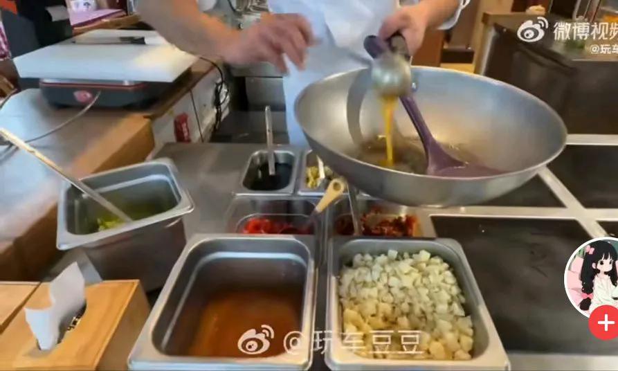 再次公关失败！西贝莜面村后厨发布视频，被网友质疑：电磁炉这距离怎么炒菜？手法非常