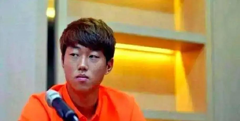 当所有中超球队都在挥舞支票本时，山东泰山在干一件事：等。等到转会窗还剩最后