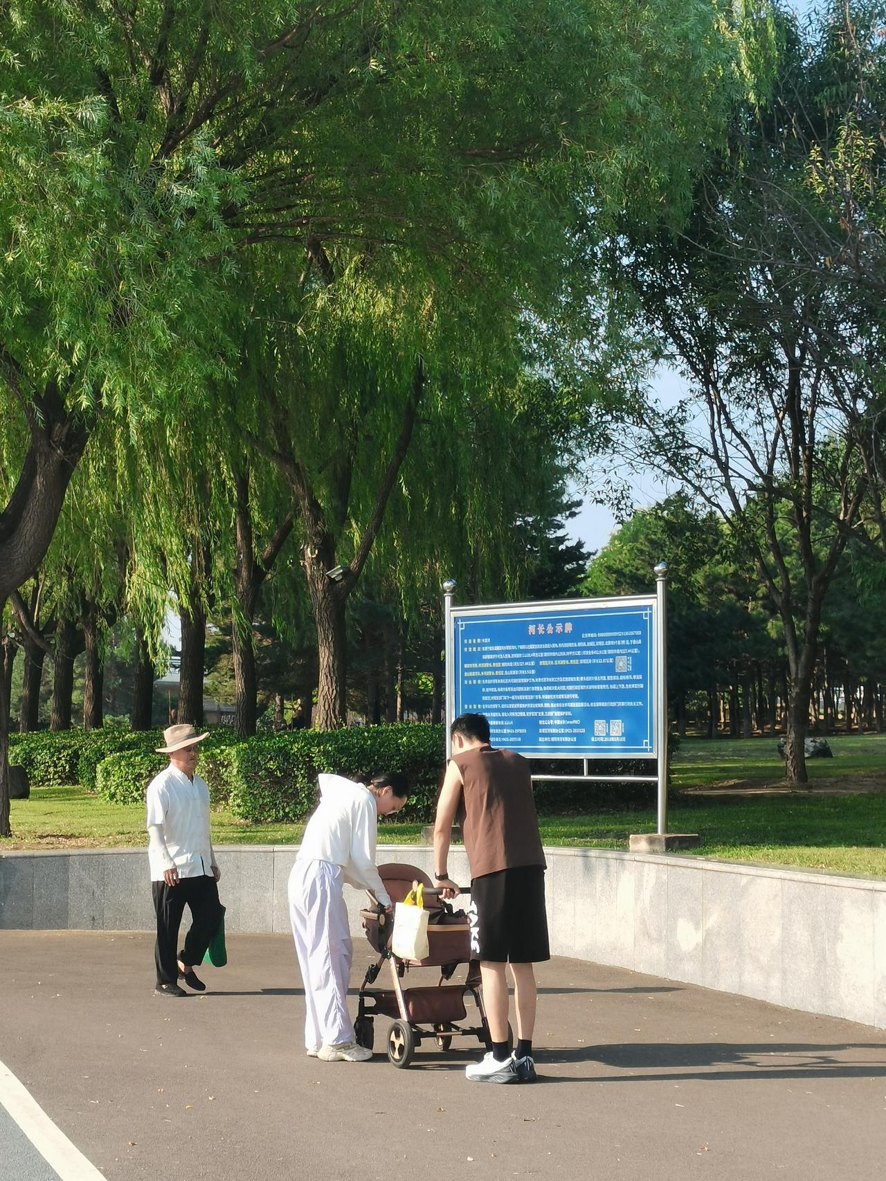 左边照片是原图，我用豆包修成右边这张照片。只有一句话，把照片左边的大爷去掉，