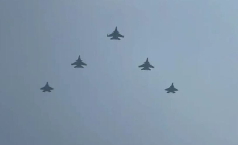 美媒：中国阅兵公开5款五代机，刚升空就面临落后，将削减产量据美国《军事观察》9