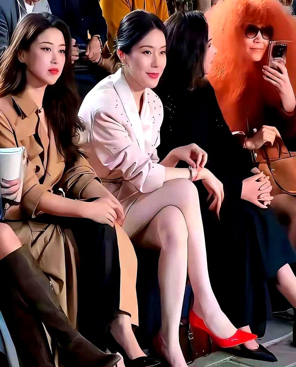 昨天酒桌上有人递来一张手机抓拍，直接撕烂了名利场的遮羞布。左边站着媚骨天成的朱珠