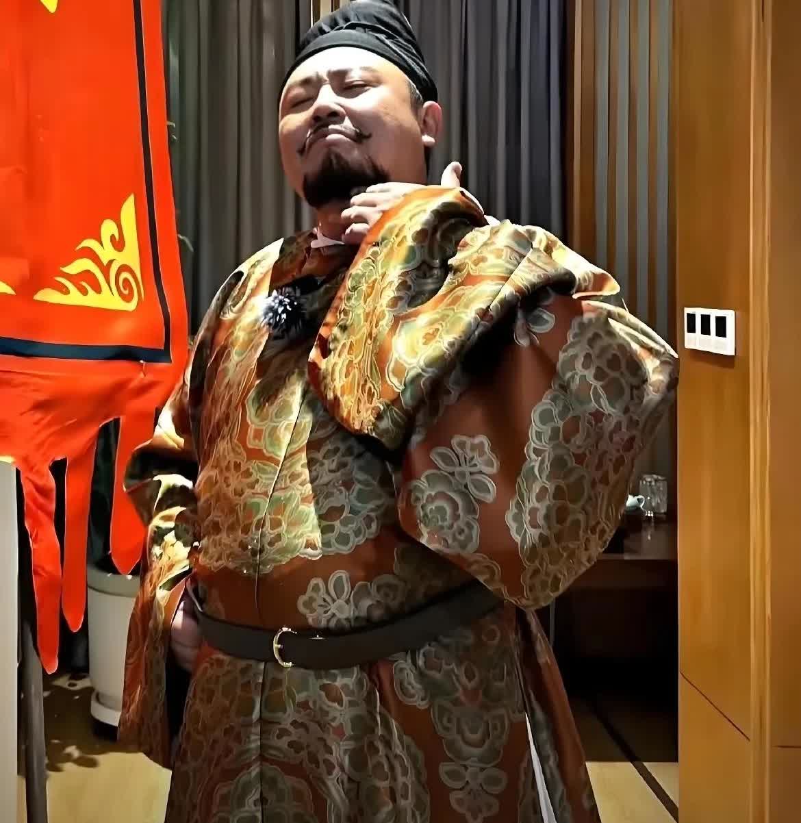 王濛，你能管管阎鹤祥吗？！近日，德云社演员阎鹤祥，一身黄袍古装扮相出镜，顾盼