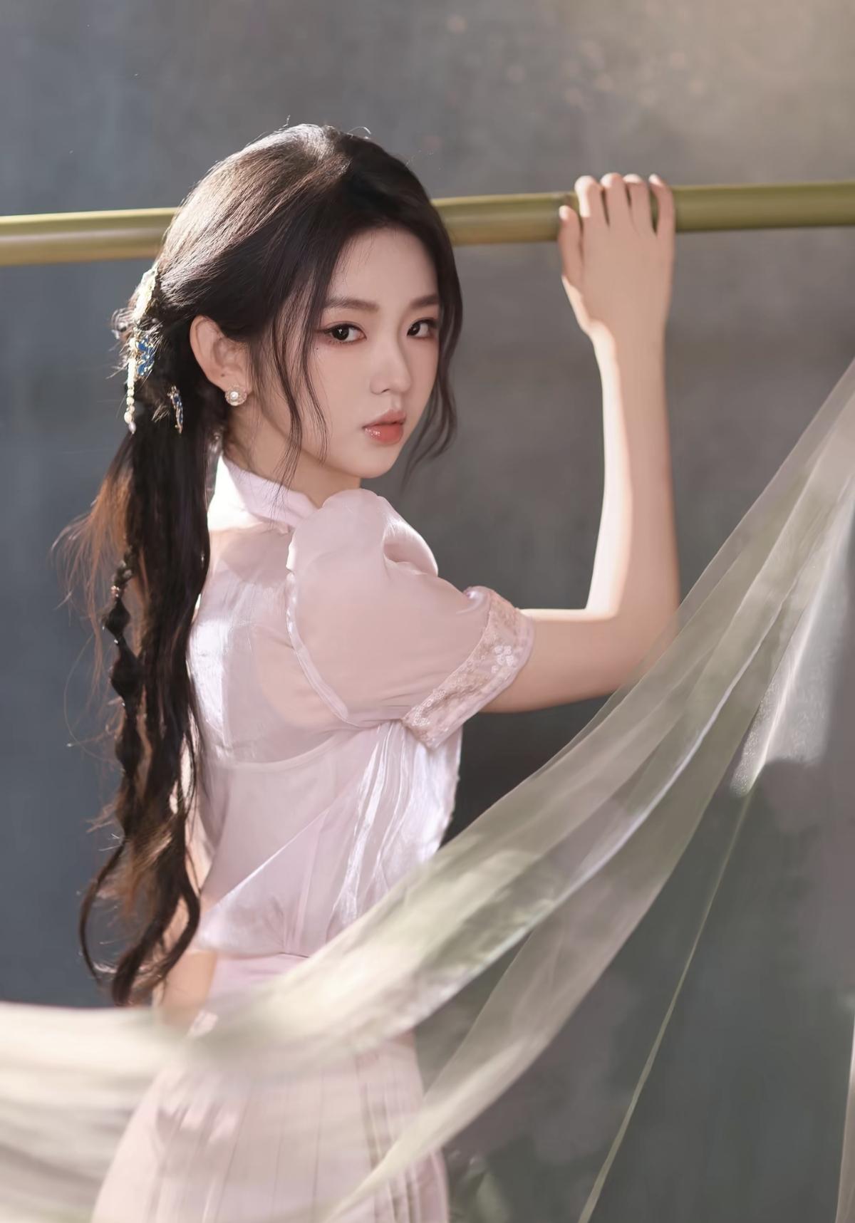 李柯以浅粉色新中式造型，配上一筐青梅，温婉江南少女氛围感直接拿捏[赞]娱乐明星
