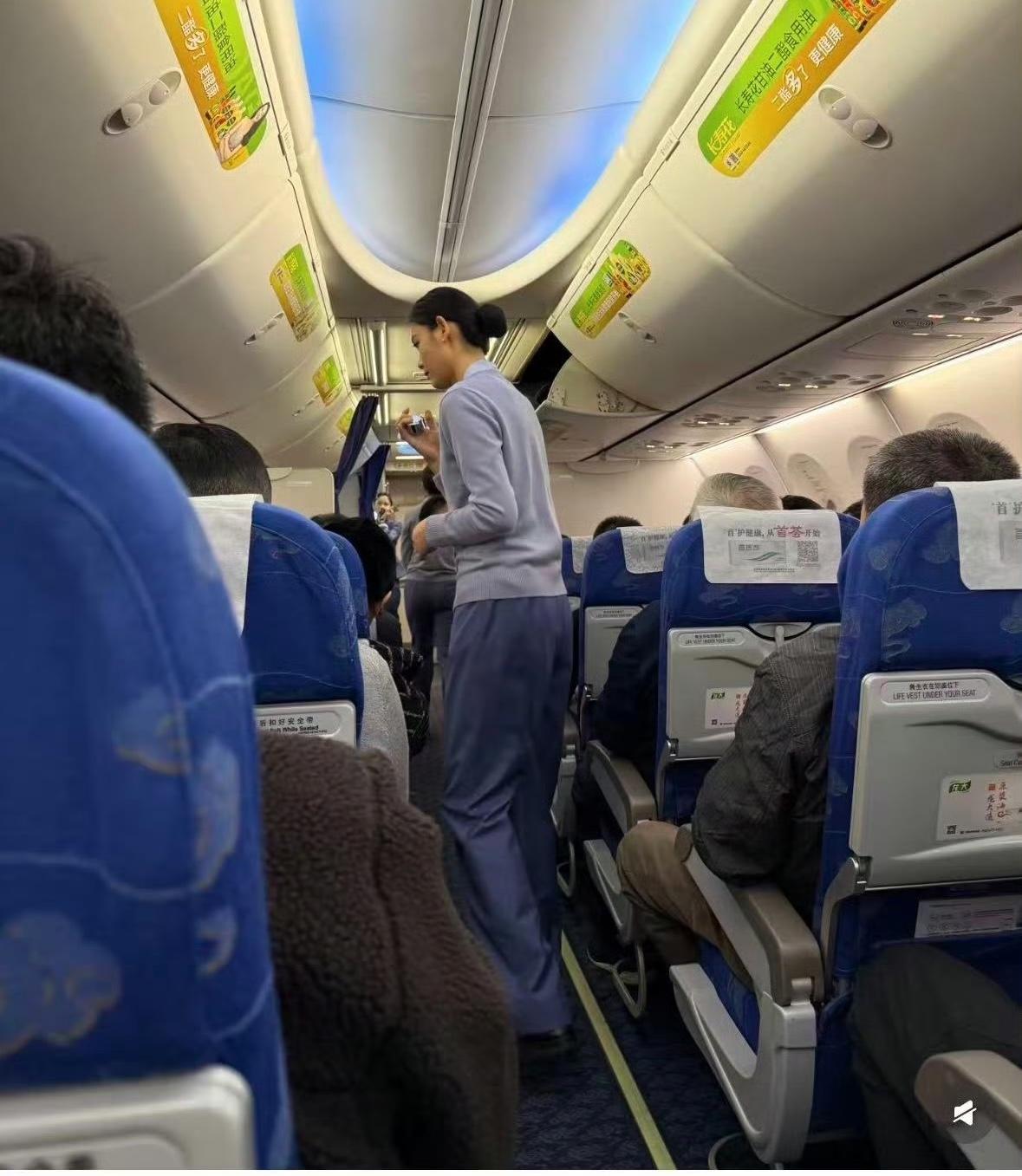 网友山东航空新款空姐服，主打居家保姆款，着实吃了一惊，你们喜欢这样的空姐装扮吗？