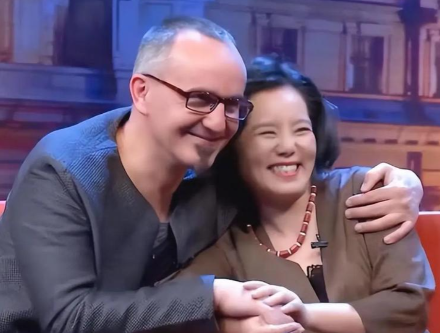 龚琳娜和老罗的婚姻没能走下去，宣布离婚一年多时间，但老罗早在三年前就已另有所爱，