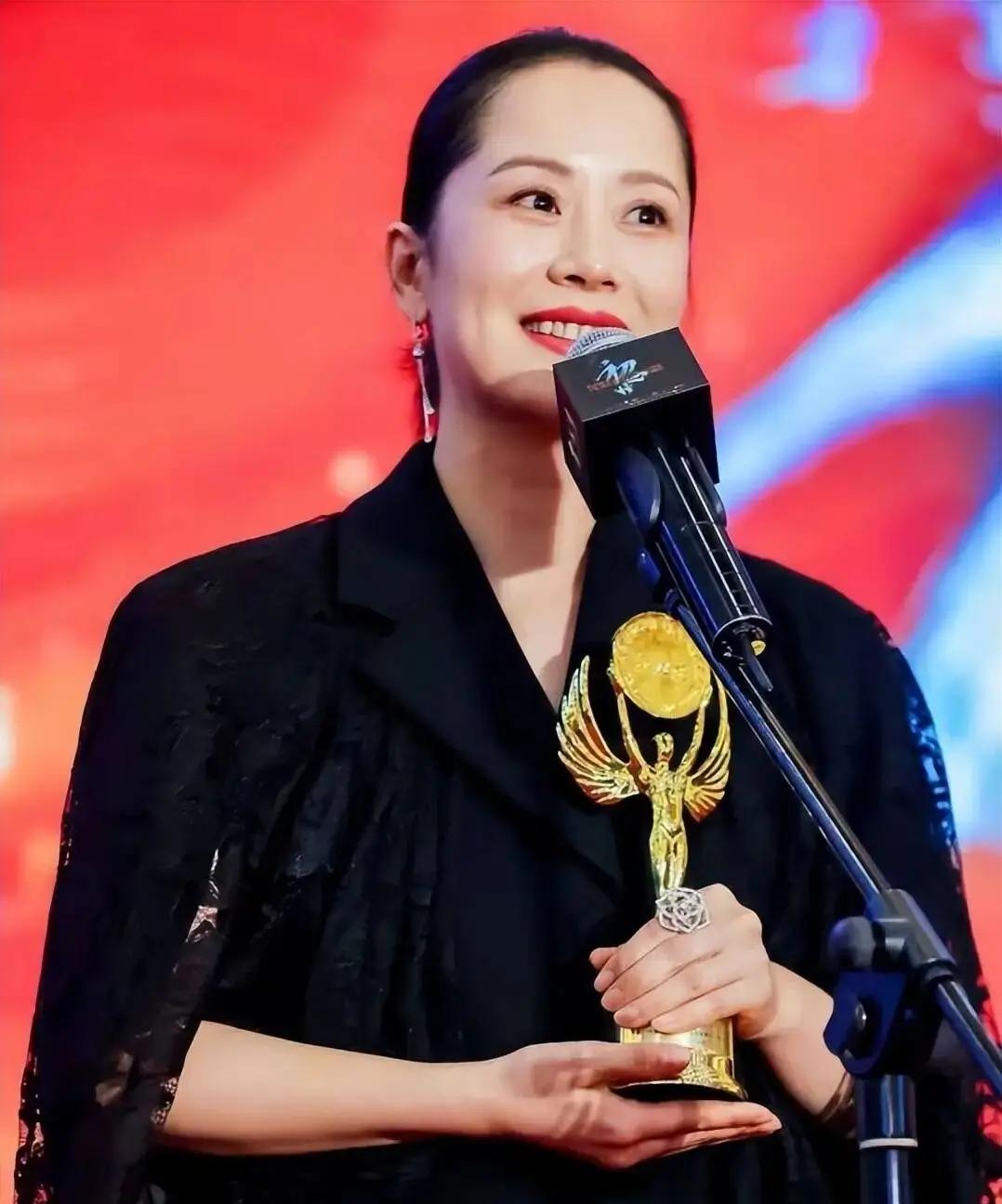 48岁海清活成人生赢家！嫁初恋相守20年，17岁儿子成最大骄傲娱乐圈的清流