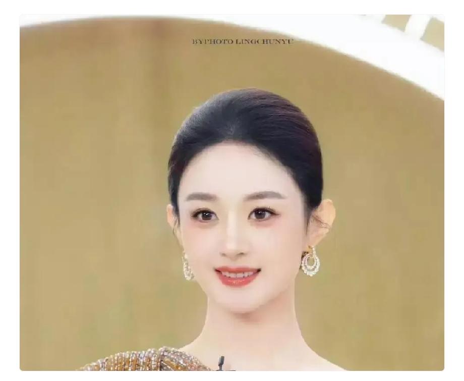 冯绍峰上海那辆车的后座，儿童安全座椅装了5年没拆过。赵丽颖在剧组晕倒送医，