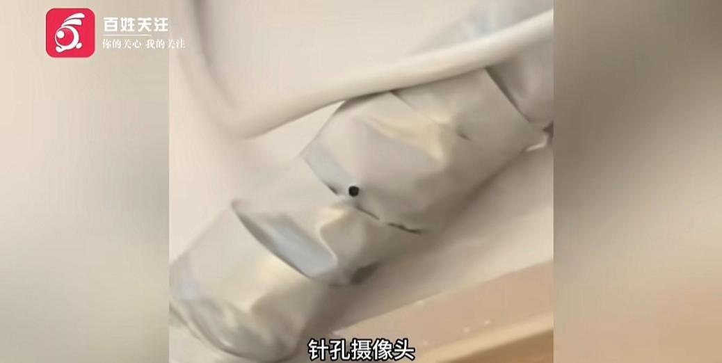 四川成都，两女子入住一家民宿后准备休息，当其中一女子在房间里溜达时，正好发现对着