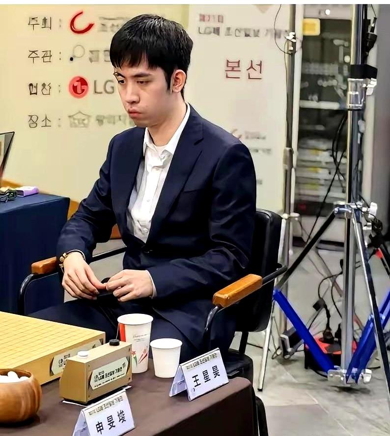 镜头一拉近，讨论先飞起来的，居然不是棋局，是王星昊的嘴唇。新科LG杯冠军，当天