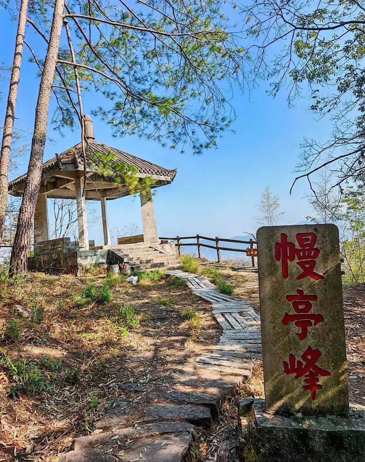 一位火葬场工作人员说：“人死后，一是要火化，二是火化后，不要领骨灰，让火葬厂处理