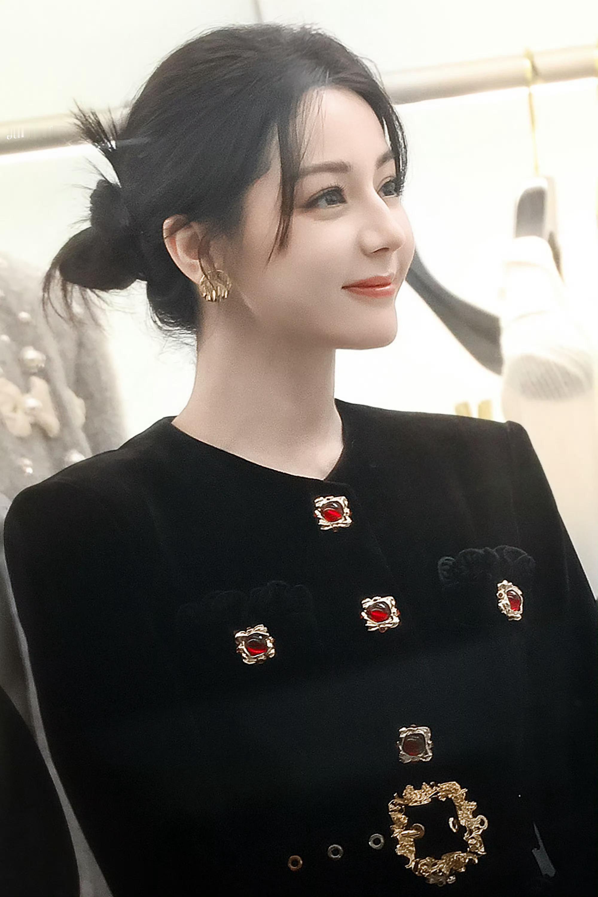 迪丽热巴新剧路透梦回关小迪都来向卫蓝妈妈献上你的膝盖。虽然不能同