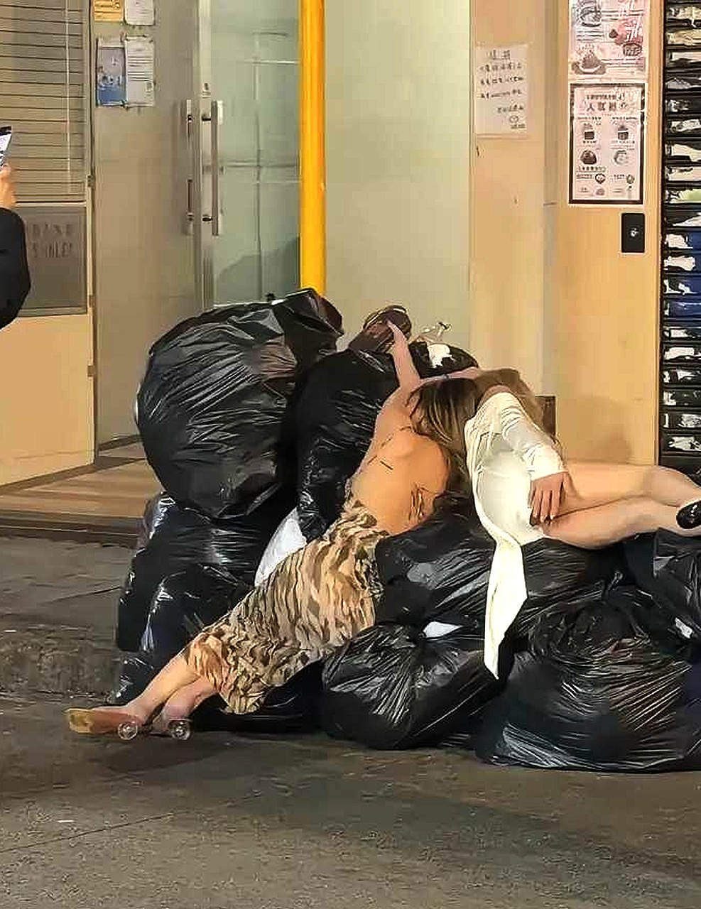她不知道这里是垃圾堆？