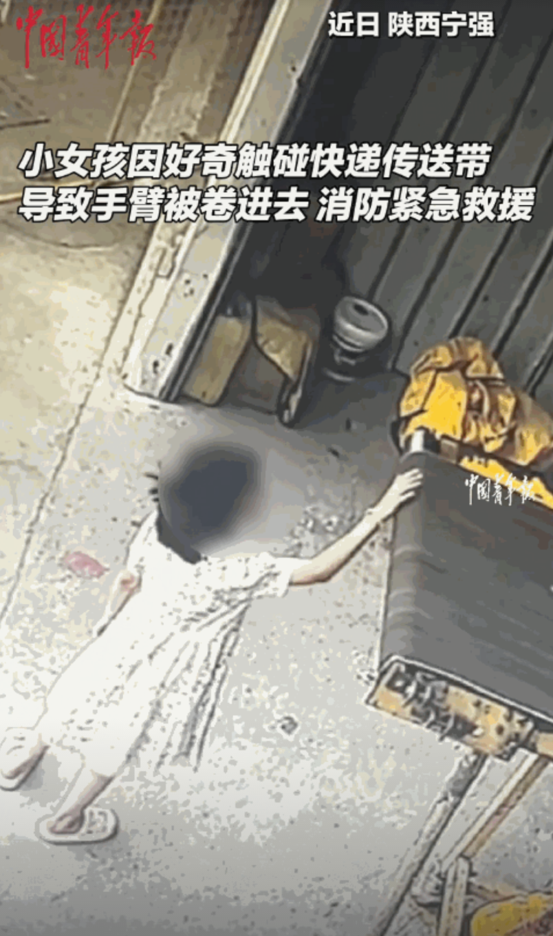 “心不是一般的大！”7月26日，陕西汉中，一10多岁小女孩因好奇，用手触摸工厂里