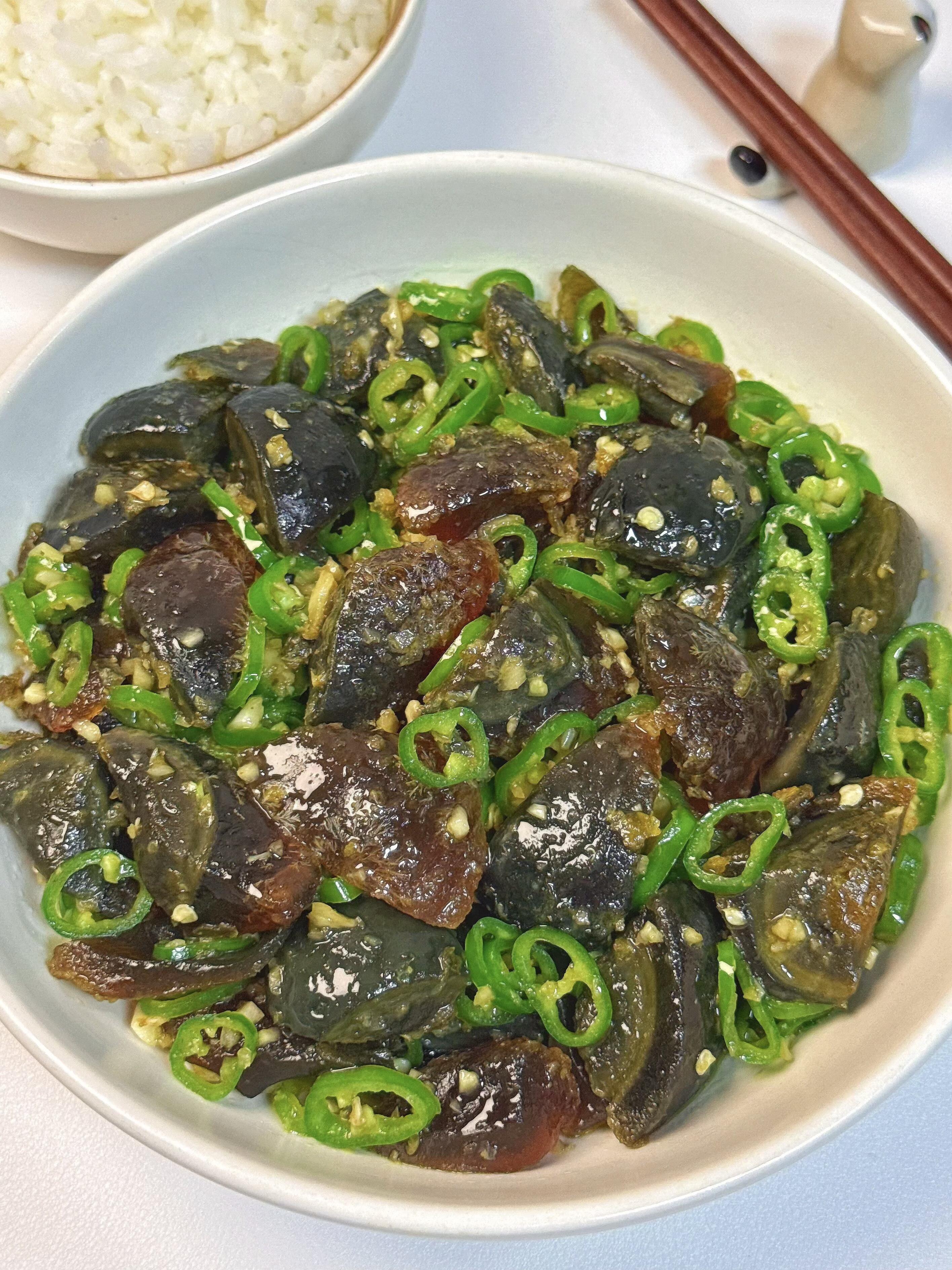 快去试试，这道菜真的绝了。真的特别好吃！皮蛋QQ弹弹，搭配着青椒，咸香...