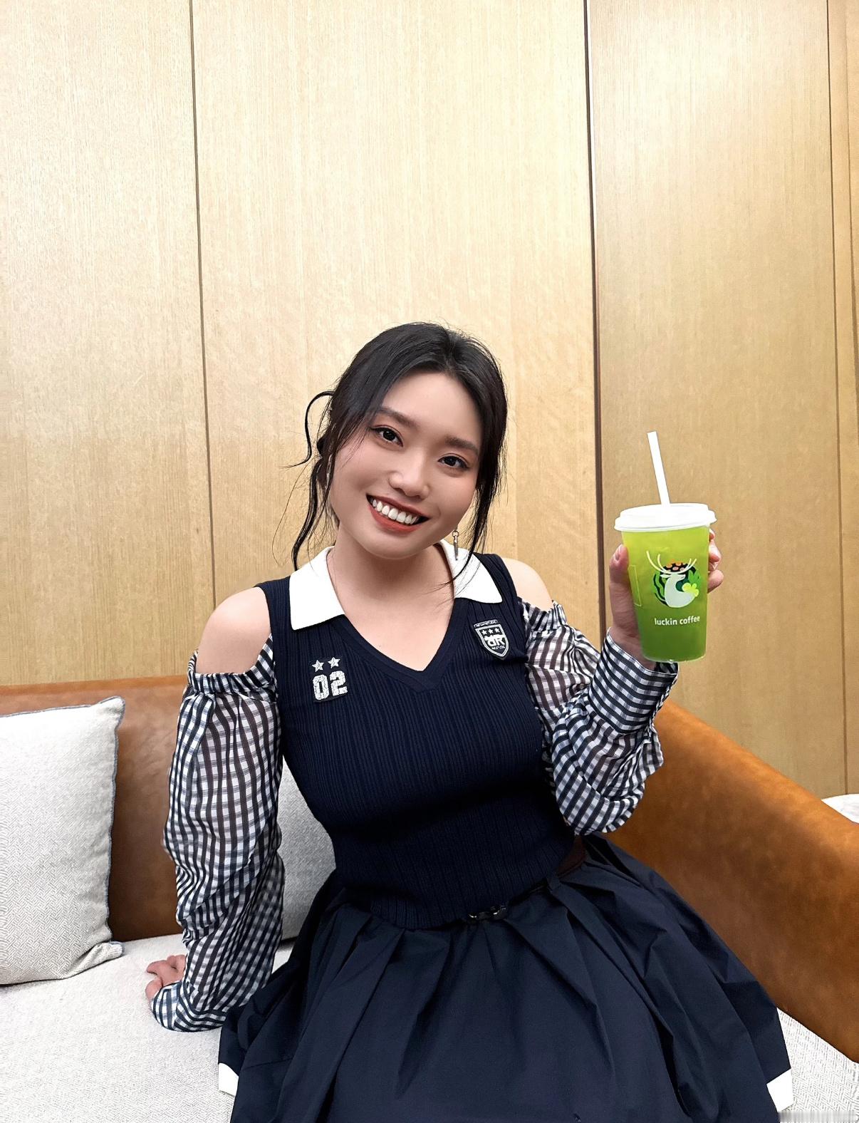李雪琴没有一顿饭是白饿的李雪琴、杨天真，瘦了之后面相感觉也变了。​​​