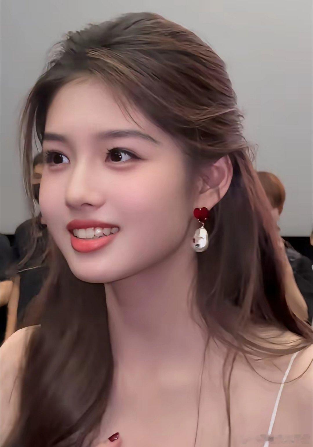 艾米的美丽是全家人共同努力多年的成果。一般小时候过于好看的孩子长大了容易长偏，或