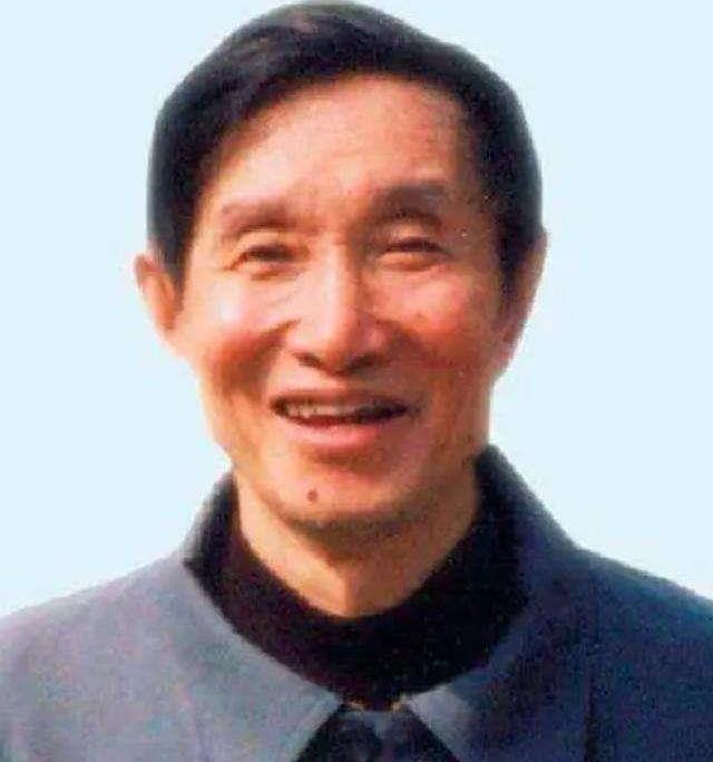 早年是上海市委笔杆子，1992年保外就医，1995年刑满。晚年生活拮据，2003