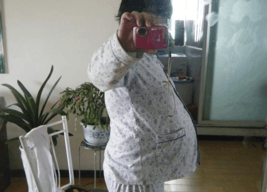 42岁孕妇要生二胎, 谁知宝宝出生后, 家里忙的团团转