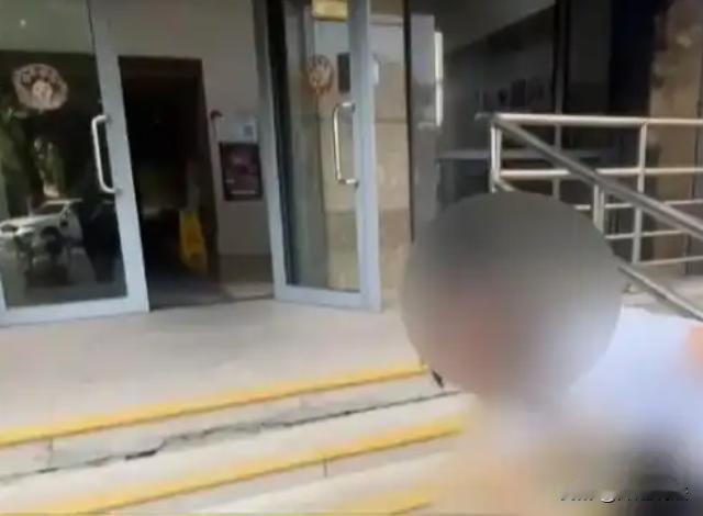 上海，一名男子常某，他的朋友最近准备搬家，于是常某就过来帮忙。当时，常某打包了一